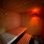 Bookeinfach - Private - Sauna Jacuzzi Whirlpool Swimmingpool Alahna Sup Beachvolleyball Billiards Ping Pong Cinema Theater Music Disco Ball Bbq Und Parkplaetze