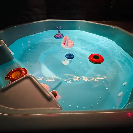 Bookeinfach - Private - Sauna Jacuzzi Whirlpool Swimmingpool Alahna Sup Beachvolleyball Billiards Ping Pong Cinema Theater Music Disco Ball Bbq Und Parkplaetze