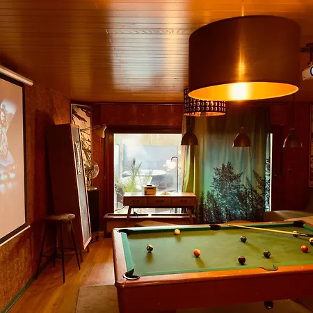 Bookeinfach - Private - Sauna Jacuzzi Whirlpool Swimmingpool Alahna Sup Beachvolleyball Billiards Ping Pong Cinema Theater Music Disco Ball Bbq Und Parkplaetze Bad Ems