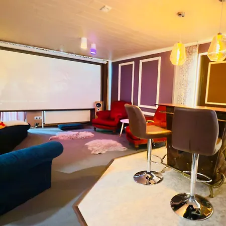 Bookeinfach - Private - Sauna Jacuzzi Whirlpool Swimmingpool Alahna Sup Beachvolleyball Billiards Ping Pong Cinema Theater Music Disco Ball Bbq Und Parkplaetze