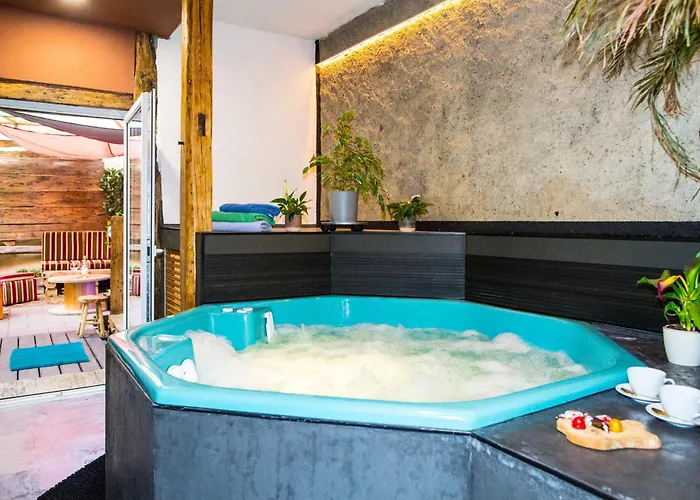 Bookeinfach - Private - Sauna Jacuzzi Whirlpool Swimmingpool Alahna Sup Beachvolleyball Billiards Ping Pong Cinema Theater Music Disco Ball Bbq Und Parkplaetze