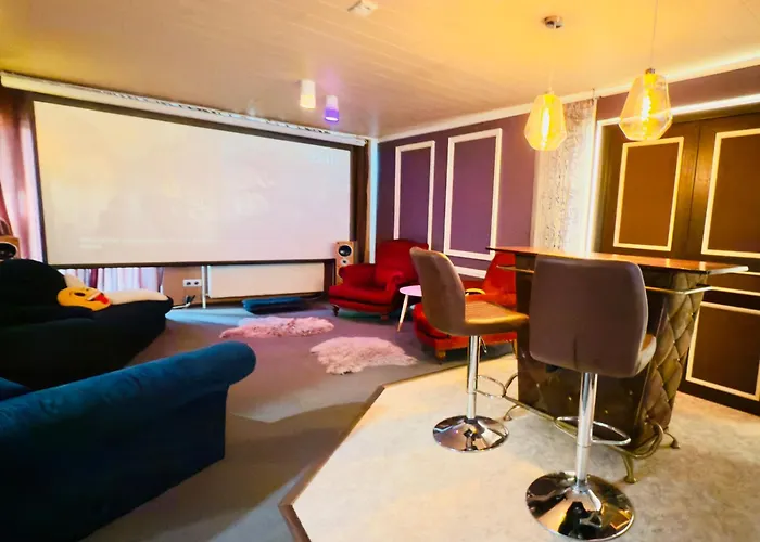 Bookeinfach - Private - Sauna Jacuzzi Whirlpool Swimmingpool Alahna Sup Beachvolleyball Billiards Ping Pong Cinema Theater Music Disco Ball Bbq Und Parkplaetze